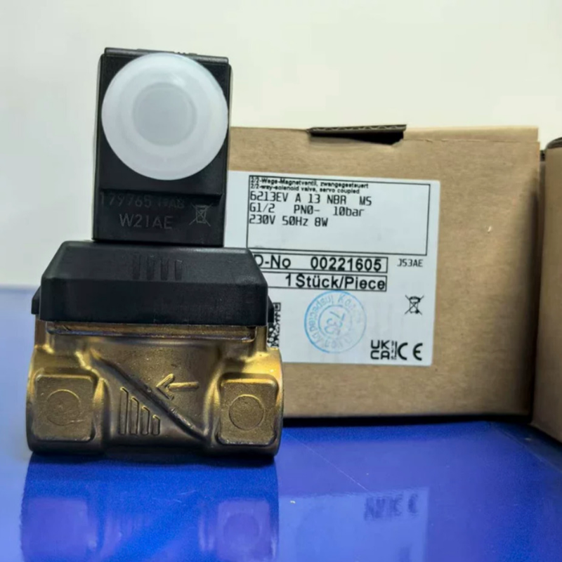 NBR Rubber Seal Burkert 00221619 6213 2/2 NC Solenoid Valve, G3/4 Thread 13 Saluran Aliran, Perumahan Kuningan AC24V 8W Pengoperasian Stabil -10~+80°C 0 hingga 10 Bar